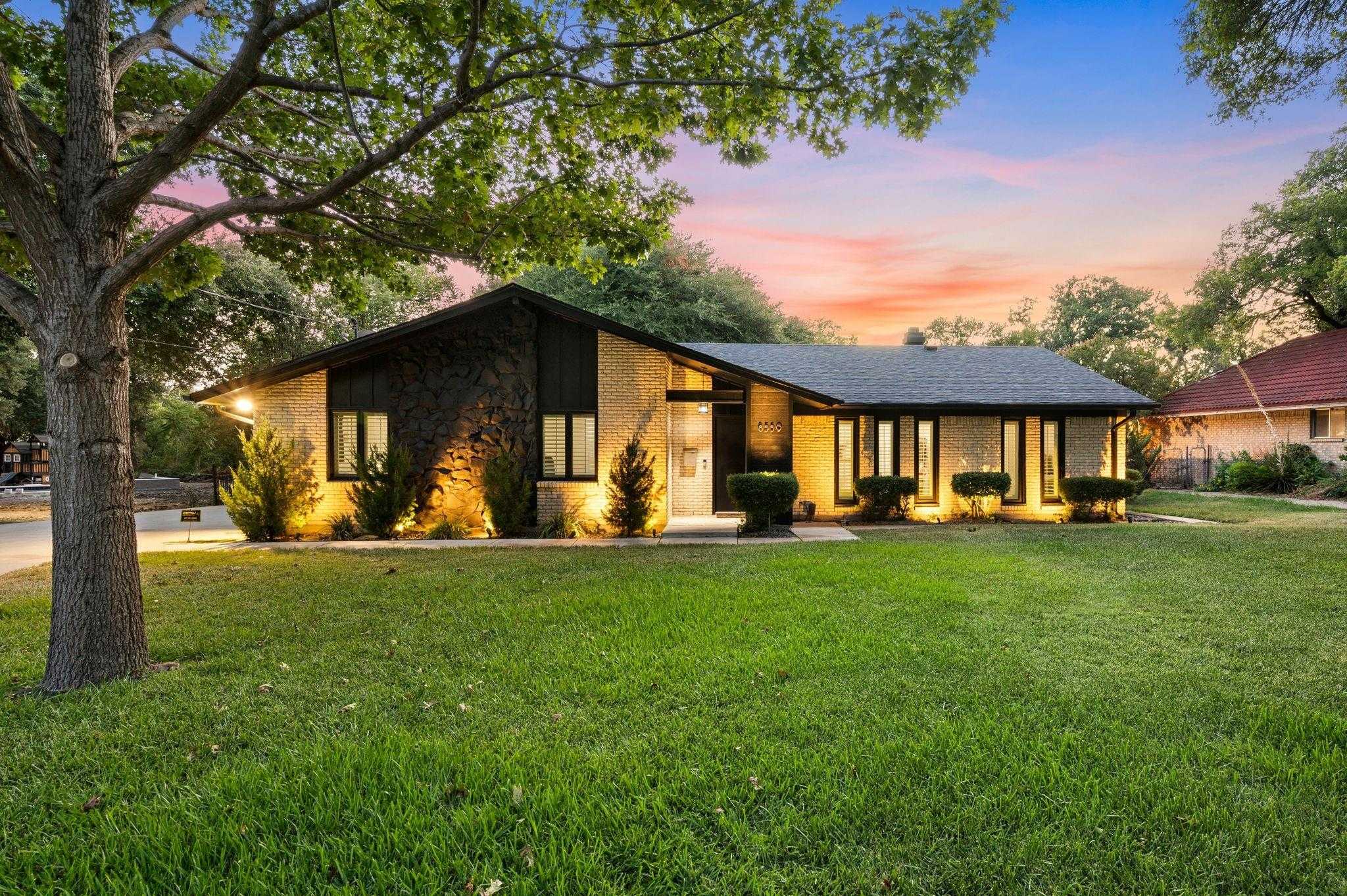 8559 S Mediterranean Circle Dallas Texas United States, for Sale, residential, Joyce Kelly, Hummingbird Realty