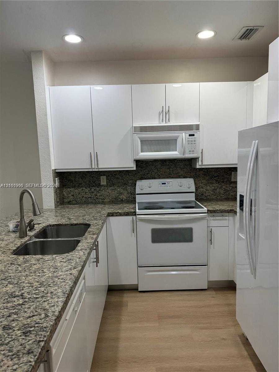 5737 NW 114th Path  APT 102 Doral Florida United States, for Rent, residential, Roberto Villasmil, Interinvestments Realty, Inc.