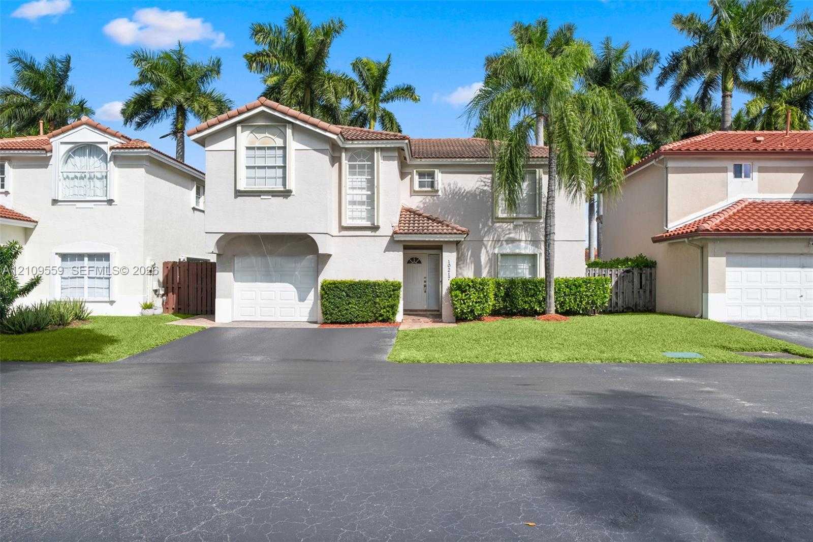 10217 NW 56th St Doral Florida United States, for Sale, residential, Roberto Villasmil, Interinvestments Realty, Inc.