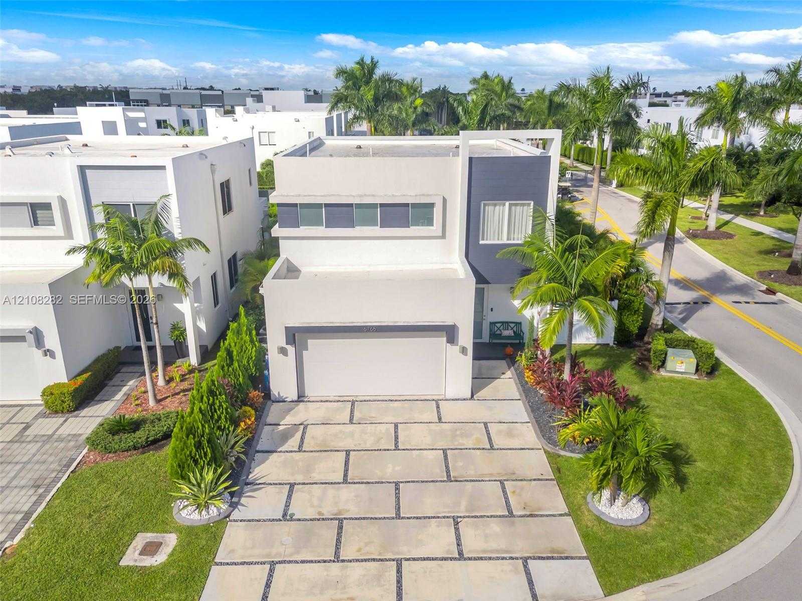 6766 NW 103rd Pl Doral Florida United States, for Sale, residential, Roberto Villasmil, Interinvestments Realty, Inc.