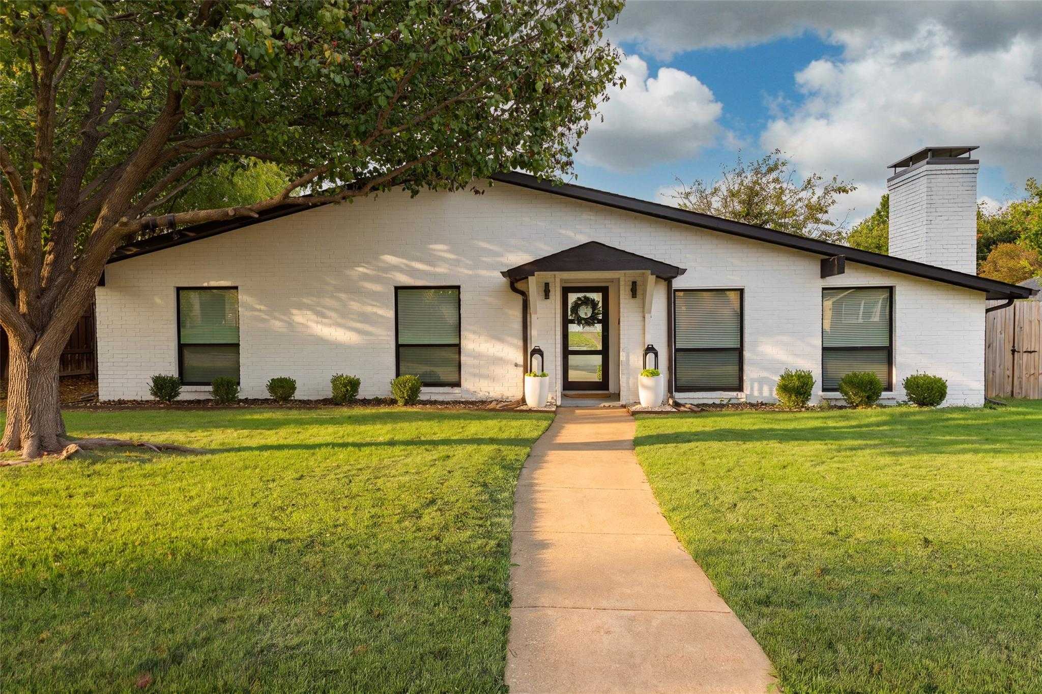 6716 Roundrock Road Dallas Texas United States, for Sale, residential, Joyce Kelly, Hummingbird Realty